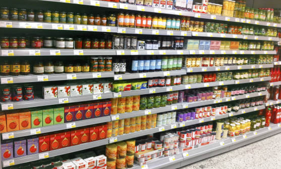 Hylla med produkter i butik