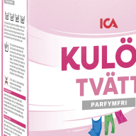 En förpackning med tvättmedel för kulörtvätt från ICA visas med illustrationer av klädesplagg.