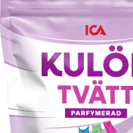 En förpackning med tvättkapslar för kulörtvätt från ICA visas mot en ljus bakgrund.