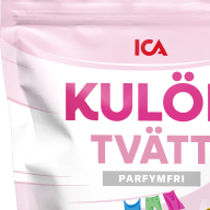 En förpackning med tvättkapslar för kulörtvätt från ICA.