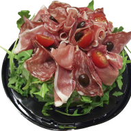 En tallrik innehåller skivad charkuteri, tomater, oliver och salladsblad.