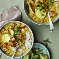 Matlåda i glas med vegetarisk mat i form av paprika, kikärtor, ris och grönsa blad