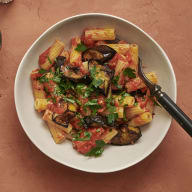 Pasta med tomatsås och rostad aubergine