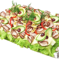 En sallad med skivade grönsaker, kött och örter ligger på ett fat.