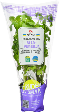 En plastpåse med färsk persilja från ICA innehåller blad och stjälkar.