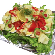 En sallad med blandade grönsaker och frukter serveras på ett stycke folie.