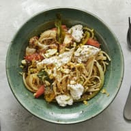 Pasta med rostade grönsaker, pistage och mozzarella