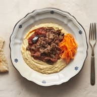 Hummus med tomatgryta, fläskfärs och picklad morot