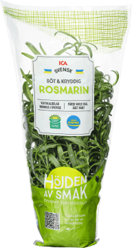 En plastförpackning med färsk rosmarin syns mot vit bakgrund.
