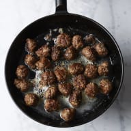 Nystekta köttbullar i en stekpanna