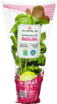 En plastförpackning med färska basilikablad och en etikett från ICA.