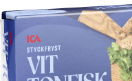 En förpackning med fryst vit tonfisk visas bredvid en tallrik med rå fisk, lime och örter på en skärbräda.