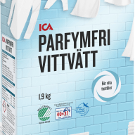 En tvättmedelskartong med text om parfymfritt vittvättmedel står framför en bakgrund med hängande klädesplagg.