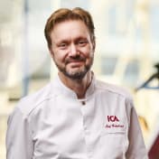 Leif Grönlund, porträttbild av ICA-kocken iklädd sina kockkläder.