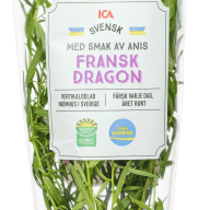En plastförpackning med färska örter innehåller svensk dragontillväxt och har en etikett med produktinformation.