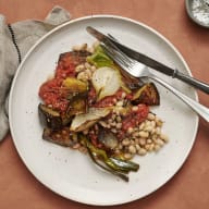 Rostad aubergine och lök med bönor och tomatsås