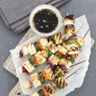 Sesammarinerade tofu- och grönsaksspett  direkt från grillen.