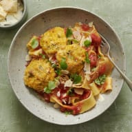 Måndag: Pasta med majs- och bönbiffar och tomatsås
