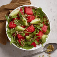 Sallad med melon och gurka i en rund skål.