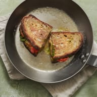 Onsdag: Grilled cheese med pesto och bakade tomater