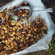 Blandade nötter i en ugnsform