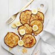 Bananplättar med skivad banan på toppen.