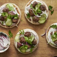 Köttbullar i pitabröd med picklad gurka och rödlök