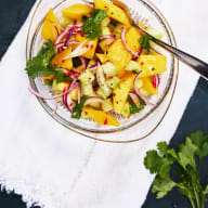 En mangosallad med chili och koriander.