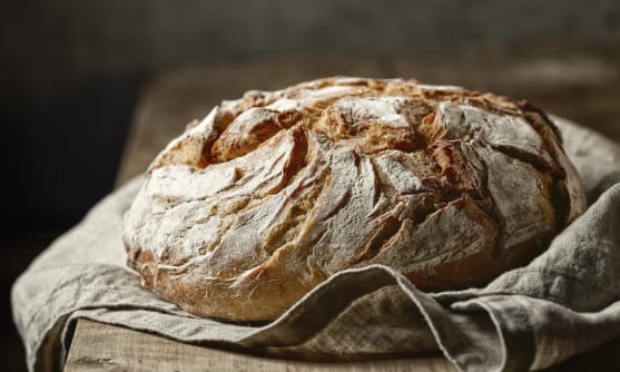 Nybakat bröd i duk.