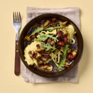Grynsallad med grillost i en djup tallrik.