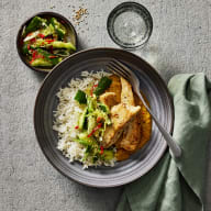 Kyckling satay som är serverad i en skål, bredvid skålen finns en mindre skål med krossad limegurka i.
