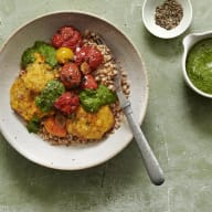 Söndag: Majs- och bönbiffar med matvete, bakade tomater och pesto