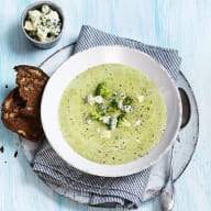 Krämig soppa med broccoli palsternacka och ädelost