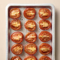 En ugnsplåt med ugnsrostade tomater på.