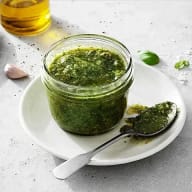 Färdig pesto i en glasburk