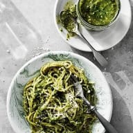 Pasta pesto serverad med pamesan