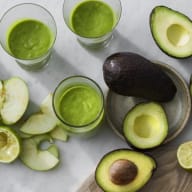 Smoothies i glas med avokado, äpple och lime