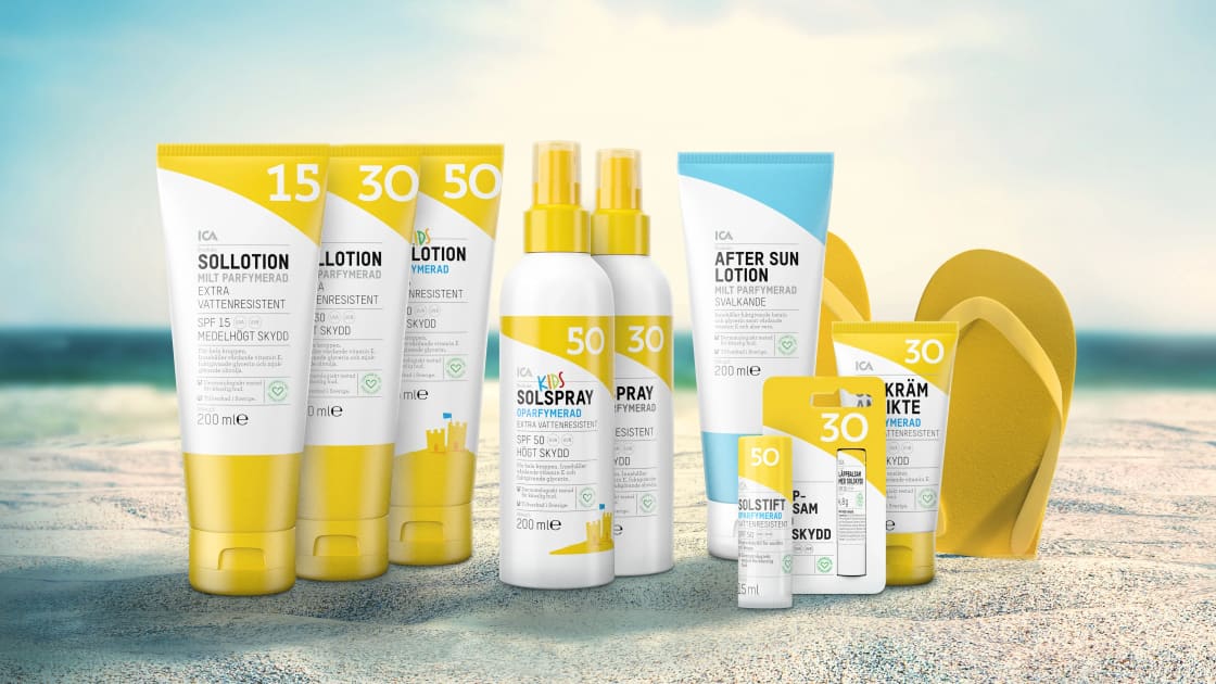 ICAs solprodukter på en strand med flipflops.
