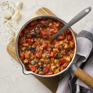 Ratatouille i en kastrull.