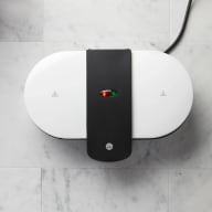 Ett ihopslaget våffeljärn sett uppifrån.