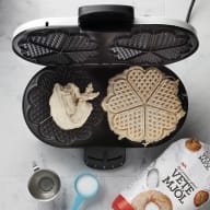 Ett våffeljärn som görs rent med hjälp av en diskvåffla.