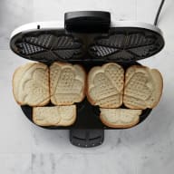 Ett våffeljärn som rengörs med hjälp av formbröd.