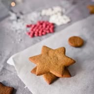 pepparkaks stjärnor som håller på att bilda en gran