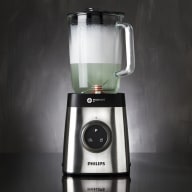 En blender halvfylld med vatten och diskmedel.