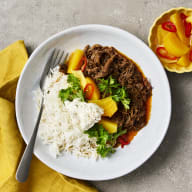 En tallrik med högrevschili, ris, gulbetor och pepparrotsyoghurt.