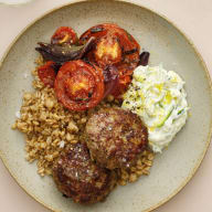 Lammfärsbiffar med matvete, rostade tomater och tzatziki