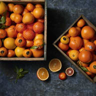 Citrusfrukter i trälådor