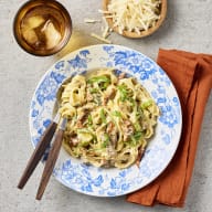 Pasta med krämig sås på fläskkarré.