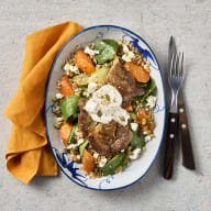Stekt fläskkarré med feta- och grynsallad.