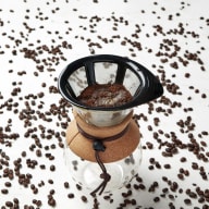Väter kaffepulvret i en pour over med ca 10 procent av vattnet.